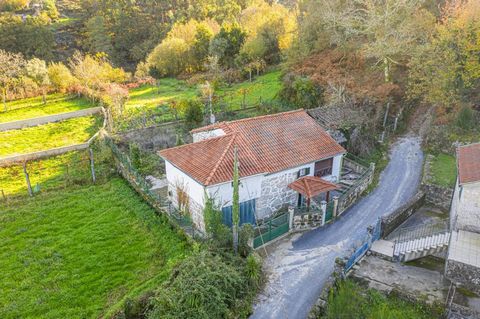 Moradia com área de implantação 102m2, foi reabilitada sobre casa antiga em pedra, mas neste momento precisa de algumas obras de melhoramento, lugar de sossego absoluto e perto de vários pontos turísticos e praias fluviais e a poucos kms do Gerês. co...