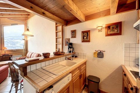 Rezydencja typu chalet, położona w pobliżu terenu narciarskiego, naprzeciwko pasma Mont Blanc i 4,5 km od centrum miejscowości. Piękny apartament o powierzchni około 50 m², położony na 2. piętrze rezydencji, blisko początku terenu narciarskiego. Eksp...