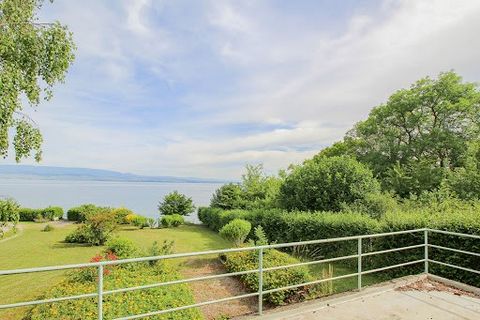 Exclusif- Maison des années 50 les pieds dans l'eau à Anthy-sur-Léman Découvrez cette propriété rare et exceptionnelle au bord du lac Léman, implantée sur un terrain de plus de 1300 m² avec accès direct et ponton privatif ! Située dans une impasse, c...