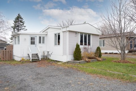 Cette grande maison mobile de 16' x 66', construite en 1996, a été soigneusement rénovée au cours des dernières années pour offrir un espace moderne et accueillant. Vous y trouverez deux chambres, une cuisine et une salle de bains remise au goût du j...