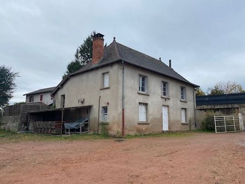 BENAMING: Woonhuis dat vroeger werd gebruikt als gemeenschappelijke kantine. Inclusief Benedenverdieping: - Entree, vloertegels, 10 m2 - Keuken, tegelvloer, open haard, 25 m2 - Woonkamer, tegelvloer, cheinée, 25 m2 - Kelder, kelder, aan de achterzijd...