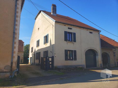 CURBY LES SOING, venez découvrir cette maison de village comprenant au rez de chaussée : une entrée, un petit appartement comprenant une cuisine, une chambre et une salle d'eau avec douche et WC. A l'étage une entrée, une salle de bains, un WC, une c...