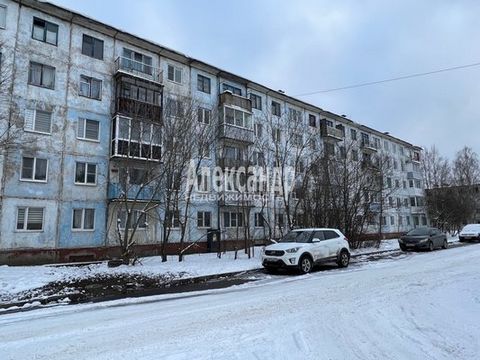 1690406 Продается светлая 3-комнатаня квартира в г. Светогорске, ул. Пограничная дом 9. Квартира расположен на 4-м этаже 5-ти этажного панельного дома. Общая площадь квартиры 60,7м2. Большая прихожая квадратной формы. Хорошая планировка квартиры. Три...