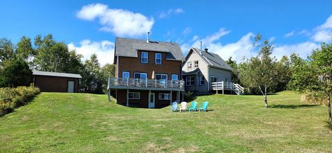 BORD DE MER - Superbe résidence située à L'Anse-à-Brillant, un véritable havre de paix! Installée sur une falaise, cette spacieuse maison a été construite en deux phases. Le lever de soleil sur la Baie de Gaspé est tout simplement spectaculaire, vous...