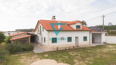 Moradia T4 Individual - Coimbrão, Leiria Esta moradia encontra-se implantada num lote com 1.144 m2. Imóvel composto por rés do chão e primeiro andar. Rés do Chão: - Casa das máquinas - Cozinha equipada com placa, forno, exaustor e frigorifico - Sala ...