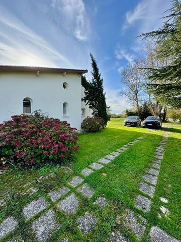 Maison de charme nichée dans un écrin de verdure à seulement 5 minutes de Fargues-Saint-Hilaire Elle se compose au rez-de-chaussée : d'une vaste entrée, d'une grande cuisine équipée, belle pièce de vie lumineuse et spacieuse avec une belle hauteur so...