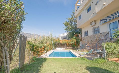 Located in Torreblanca. Townhouse for sale in the upper part of Torreblanca with fantastic views of the sea, mountains and Fuengirola. Located in a peaceful community with only 4 townhouses, this property is distributed on 4 floors with 5 bedrooms (2...