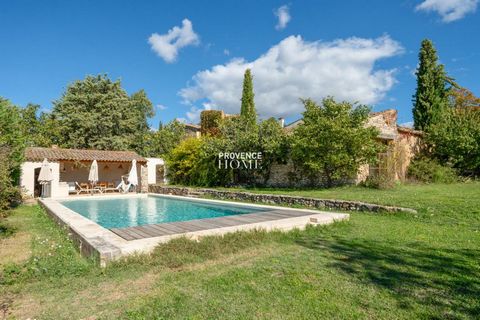 Provence Home, l’agence immobilière du Luberon, vous propose à la vente, proche du beau village perché de Villars et en bordure d’un hameau, une très charmante ferme restaurée avec vue dégagée imprenable sur le Luberon et la campagne environnante. La...