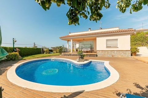 Ubicada en la prestigiosa Urbanización de Can Gelat, en el encantador municipio de Santa Susanna, en la comarca del Maresme, esta impresionante casa unifamiliar ofrece una combinación única de tranquilidad y vistas panorámicas. La propiedad se encuen...