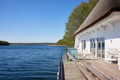 Modernes Ferienresort in ungestörter Alleinlage direkt am Drewitzer See, einem der klarsten Seen der Mecklenburgischen Seenplatte. Die Ferienhäuser bieten ein frisches Ambiente mit modernem Komfort. Sie machen Urlaub abseits des Massentourismus in ei...