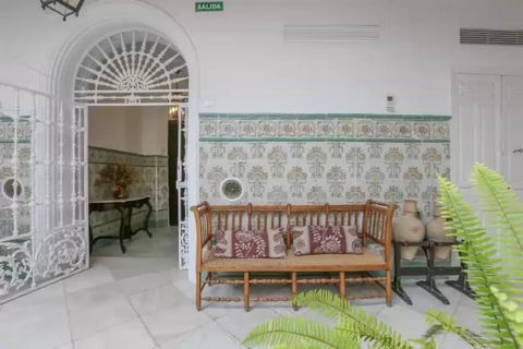 Bienvenue à la Posada de la Casa del Pintor. Cette auberge, inspirée du célèbre peintre Joaquín Valverde, présente un design unique et typiquement andalou. À l'extérieur, vous trouverez un beau patio qui occupe la majeure partie du rez-de-chaussée, l...