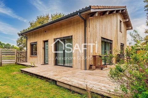 Située dans le village de Gastes, cette belle maison en bois massif vous offre un cadre de vie exceptionnel en plein cœur de la côte landaise. À seulement quelques minutes du lac de Biscarrosse, cette maison unique allie le charme naturel d'une const...