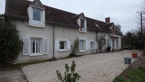 En Exclusivité Magnifique Longère situé à 5min au nord de Loches de 170m² plancher, 7 pièces, 5 chambres dont 1 au rez de chaussée le tout sur 1 hectare de terrain. La maison se compose au rez de chaussée d'une entrée, une cuisine de 23m², un salon s...