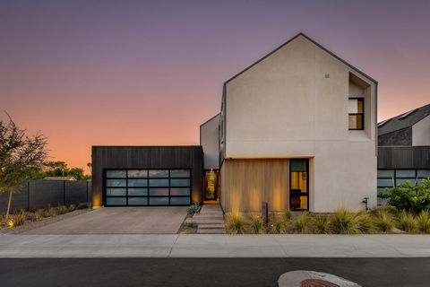 Entdecken Sie urbanen Luxus in diesem wartungsarmen Haus von Boyer Vertical aus dem Jahr 2022 in der Smart-Home-Community KARMA in North Central Phoenix. Dieses energieeffiziente Haus wurde unter dem Gesichtspunkt der Nachhaltigkeit entworfen und ver...