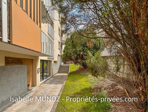 Situé au début du quartier de l'Oradou, (entre la rue de l'Oradou et la rue Proudhon) ce studio offre une opportunité sur le marché immobilier. Au calme, au milieu de la résidence, il est au troisième et dernier étage offrant une vue dégagée sur les ...