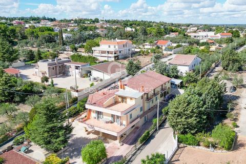 PUGLIA - CORATO (BA) - VIA SAN MAGNO Immersa in una tranquilla e ricercata zona residenziale, questa elegante villa rappresenta la fusione perfetta tra comfort moderno e bellezze naturali. Situata a 12 minuti di auto dallo splendido Castel del Monte,...