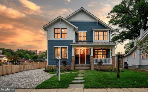 Gorgeous new construction in the heart of Del Ray! This 5 bedroom, 4.5 bath detached craftsman was just completed by distinguished, local builder - Windmill Hill Design Build - and features smart, on-trend finishes with cozy details. No detail has be...