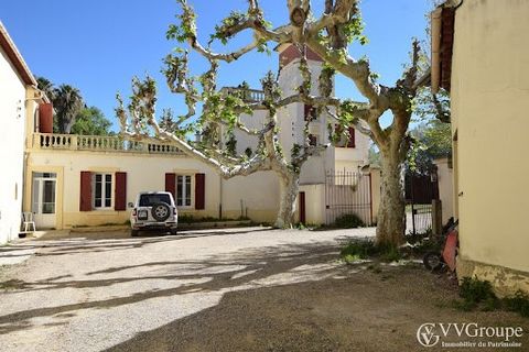 Zum Verkauf stehen ein renoviertes ehemaliges Weingut von 1265 m2 in einer landwirtschaftlichen Zone, ein Herrenhaus, 2 Gîtes, 9 Pferdeboxen, ehemaliger Weinkeller, Büro, Swimmingpool, 3 Terrassen auf 2,8 Hektar, 7 km von Narbonne und 9 km vom Meer e...