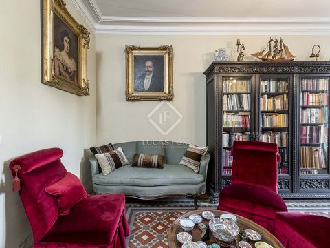 150 m² property located on the fifth floor of a classic 1900 building with a lift, located in the city centre , in the l'Antiga Esquerra de l'Eixample neighbourhood . This property is ideal for those looking for a home to renovate on a high floor , w...