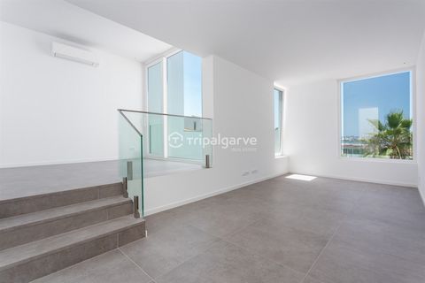 Brand New Villa in the Heart of Ferragudo with Stunning Views! This modern villa includes: Ground Floor - Private garage with remote control - Small storage area - Cozy exterior area providing access to the house - Entrance hall - Guest bathroom Inte...