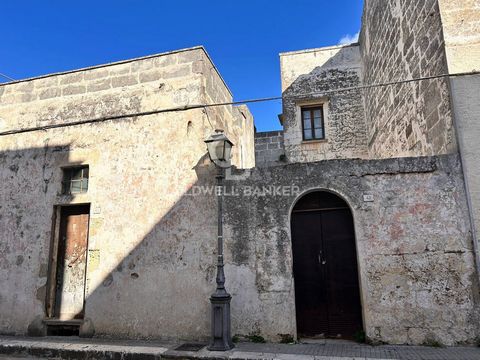 PUGLIA - SALENTO - NOCIGLIA A Nociglia, proponiamo in vendita un locale commerciale di circa 60 mq con tipiche volte a stella e scoperto antistante. L'immobile, situato in posizione centrale, è anticipato da uno spazio scoperto di circa 30 mq, zona v...