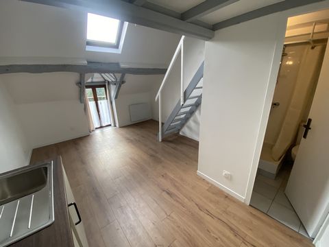 APPARTEMENT T1 DANS PETITE COPROPRIETE PLEIN CENTRE VILLE DUPLEX REFAIT A NEUF Comprenant entrée sur séjour, cuisine semi équipée, Salle d'eau avec wc, mezzanine pouvant servir de chambre IDEAL JEUNE COUPLE DPE ; E (2024)