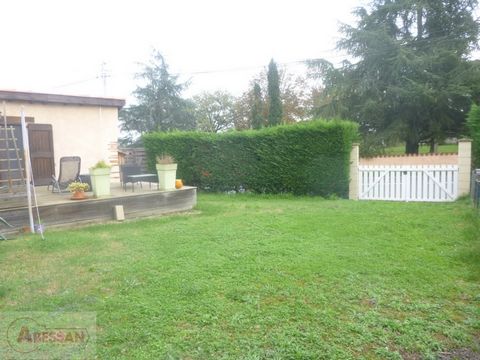 TARN (81) For sale in Cambon d'Albi, about 3 km from Albi, a house on 2 levels (ground floor + 1st floor) of approximately 105 m2 of living space on a flat, fenced plot of 375 m2. On the ground floor this house consists of an entrance hall with stora...