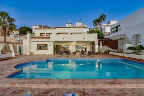 VILLA ZUM VERKAUF IN BESTER LAGE IN MORAIRA, MIT FUSSLÄUFIGEM ZUGANG ZUM STRAND UND MEERBLICK. Suchen Sie eine Villa in Moraira, nur einen kurzen Spaziergang vom Strand entfernt, mit herrlichem Meerblick Blick bis zum berühmten Peñón de Ifach und spe...