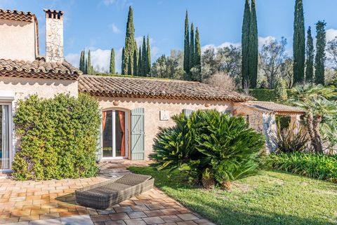 Schöne Villa in dominanter Lage, auf einem großen Grundstück mit herrlicher Aussicht und Südausrichtung. Die Villa ist wie folgt : Im Erdgeschoss : Eingangshalle, Wohnzimmer mit Kamin, Esszimmer mit Zugang zu den Terrassen und Pool, drei Schlafzimmer...