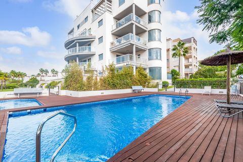 Dit gezellige mediterrane appartement in Jávea is ideaal voor een gezin dat op zoek is naar de rust van een woonwijk aan zee. De flat ligt op slechts 50 meter van de zee en op 10 minuten lopen van het populaire strand El Arenal, en biedt toegang tot ...