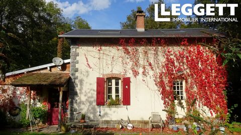 A33438MRS23 - Cette charmante maison de chemin de fer a été entièrement rénovée et est habitable de suite. Elle est située dans un hameau très calme et idyllique, sans aucun voisin proche, en bordure de la Creuse. La véranda (17,5 m2) donne accès à u...