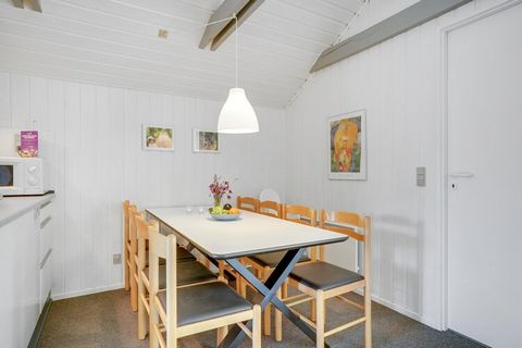 Verblijf in dit fantastische vakantiehuis in Lalandia in Rødby direct aan de Oostzee! Na een heerlijke dag spetteren in het Lalandia Aquadome en alle avonturen in de arcades, is het heerlijk om terug te keren naar je eigen vakantiehuis en wat tijd me...