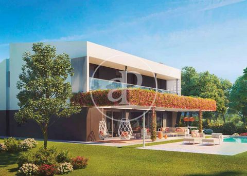 LUXURY HOME GOLF CARDEDEU Casas prime en un exclusivo campo de golf con entrega de llaves en mano. El golf está en la ciudad de Cardedeu, situada en el Vallés Oriental, a 37 kilómetros de Barcelona y a 7 de Granollers. Tiene un gran patrimonio modern...