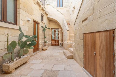 MARTANO - LECCE - SALENTO TOWNHOUSE WITH HOSPITALITY BUSINESS In the heart of the historic center of Martano, the capital of the area known as 