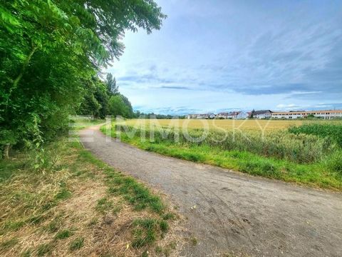 ** Eerste bewoning ** Het zolderappartement strekt zich uit tot 104,87 m² woonoppervlak en biedt u een ideale woning voor uw alleenstaanden, koppels of kleine gezinnen. Het 3-kamer appartement beschikt over twee ruime slaapkamers met toegang tot het ...