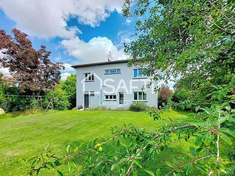 Située à Frouzins (31270), cette maison profite d'un emplacement central, à seulement 5 minutes à pied des écoles, des arrêts de bus et des commerces. Nichée sur une parcelle spacieuse de 760m², elle offre un jardin clôturé, arboré, piscinable et san...