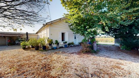 Située dans la charmante commune de Lalande-de-Pomerol (33500), Ce bien se compose de deux maisons distinctes sur deux parcelles totalisant 674 m² de terrain. La première maison, d'une superficie habitable de 110 m² dont 56 m² de pièce de vie et se r...