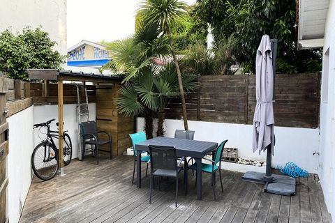 Joli appartement en triplex au calme doté d'une terrasse de 35 m² (parasol, mobilier de jardin) à proximité des commerces et à 100m de la plage. Situé dans une petite copropriété, cet appartement se compose au rdc d'une cuisine équipée (four, plaque ...