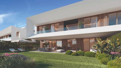 Detta lyxiga radhus i Estepona är det perfekta valet för den som söker en elegant och bekväm bostad vid Costa Del Sol. Beläget i en gated community, erbjuder denna nybyggda fastighet enastående havsutsikt och närhet till både stranden och stadens bek...