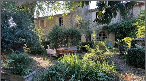 VISITE VIRTUELLE SUR DEMANDE. Au cœur du Luberon, proche de Lourmarin, à 25 kms d'Aix-en-Provence et sa gare TGV, SAFTI vous propose en EXCLUSIVITÉ ce Prieuré du 17ème siècle, implanté sur un jardin de 1644 m² offrant une vue panoramique sur le vigno...