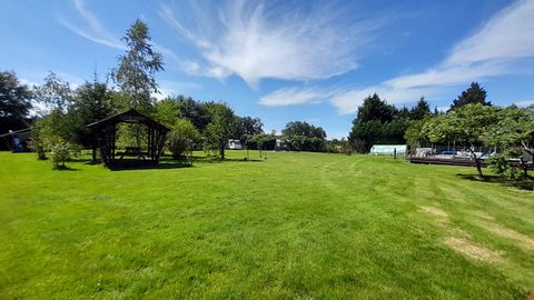 Maison de plain pied et jardins impeccables avec un terrain de camping attenant proposée à la vente. Située à la campagne, à quelques minutes en voiture du bourg primé de Thiviers.\n\nCette propriété a été bien entretenue partout. L'entrée de l'allée...