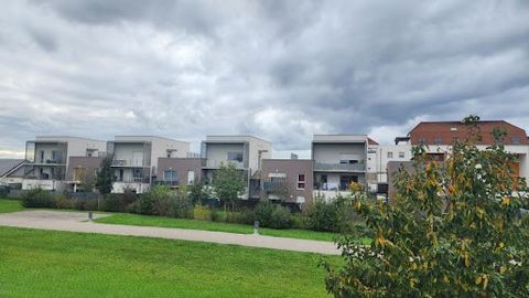 Appartement de 65 m² composé d'une entrée avec placard, d'un salon - séjour avec accès à une grande terrasse orientée plein ouest, d'un espace cuisine, couloir desservant deux chambres une salle d'eau, de WC indépendant. Une place de stationnement co...