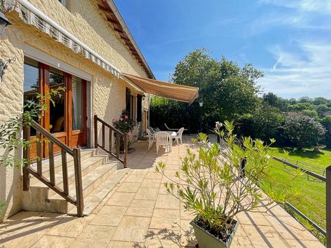 A quinze minutes du centre de Thuillières, au calme Authentique maison de village du XIXème siècle, à rénover, habitable de plain pied : elle comporte : Une cuisine, un séjour, un salon avec accès terrasse et jardin, une chambre, sde, WC Un garage de...