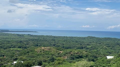 Discover a unique lot of 5,365 m² in Almendro Hills, a prestigious residential area in Playa Grande, Guanacaste. This privileged property features a natural terrace with stunning panoramic views of Tamarindo and Playa Grande, ideal for building a lux...