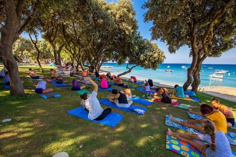 Weitläufige Ferienanlage direkt am flach abfallenden, schönen Kiesstrand mit modern und hochwertig eingerichteten Mobilheimen. Je nach Lage des Mobilheimes sind es nur 50 bis 100 Meter bis zum Strand, wo je Mobilheim zwei Liegen für Sie bereit stehen...