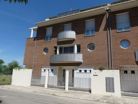 Vivienda unifamiliar dentro de Huesca, muy amplia, con una increÃ­ble bodega, luminosa, varias terrazas, ascensor privativo. En planta semisÃ³tano se encuentra una amplia bodega, con un hogar, mesa de madera para mas de 20 comensales, zona recreativa...