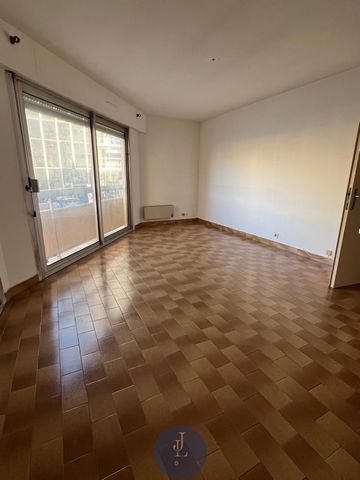 Pour le visiter contacter Léa au O6.14.03.66.96 Votre agence JL IMMOBILIER vous propose EN CO-EXCLUSIVITE un T3 à la vente à renover à quelques minutes à pieds du centre ville de Montpellier. Il se compose d'une entrée qui dessert le séjour donnant s...