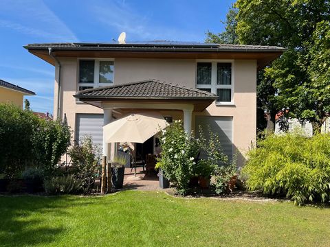 Spacious house on the outskirts of Berlin, very close to the Berlin Wall, in the middle of nature. The house has a large 35 square meter living room with open kitchen, a guest toilet and a storage room on the ground floor. On the upper floor there is...