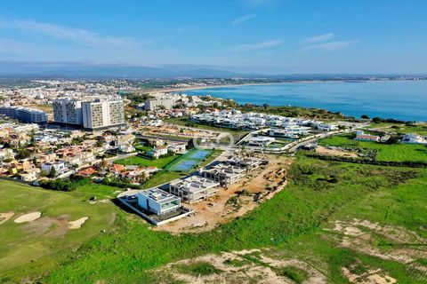 Locatie, locatie, locatie. Moderne villa aan zee met zwembad in aanbouw. Gelegen op een van de beste locaties in de Algarve, profiteert deze geschakelde hoekvilla van een adembenemend uitzicht over de Atlantische Oceaan en biedt korte toegang tot het...