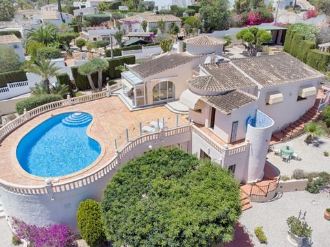 Descubre esta encantadora villa ubicada en un entorno sereno y verde en Moraira, que ofrece impresionantes vistas al mar. Situada en una zona muy tranquila y verde, la villa está a poca distancia tanto del pueblo como de la playa, lo que la convierte...